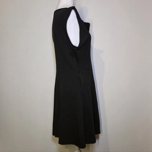 Elegant Black Sleeveless Dress - Picture 5 of 7